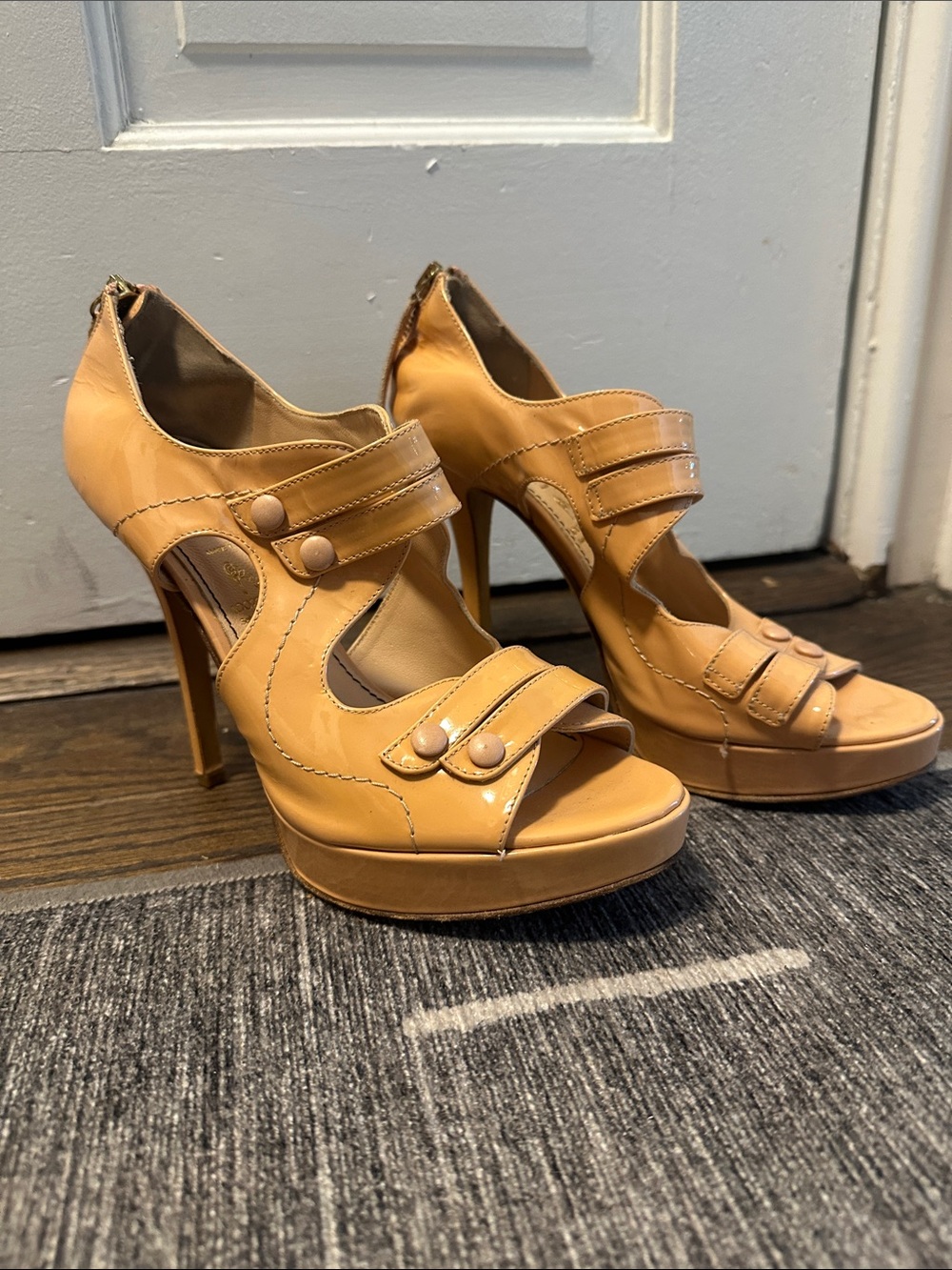 Beautiful summer Rousseau beige/rose gold tint patent leather heels